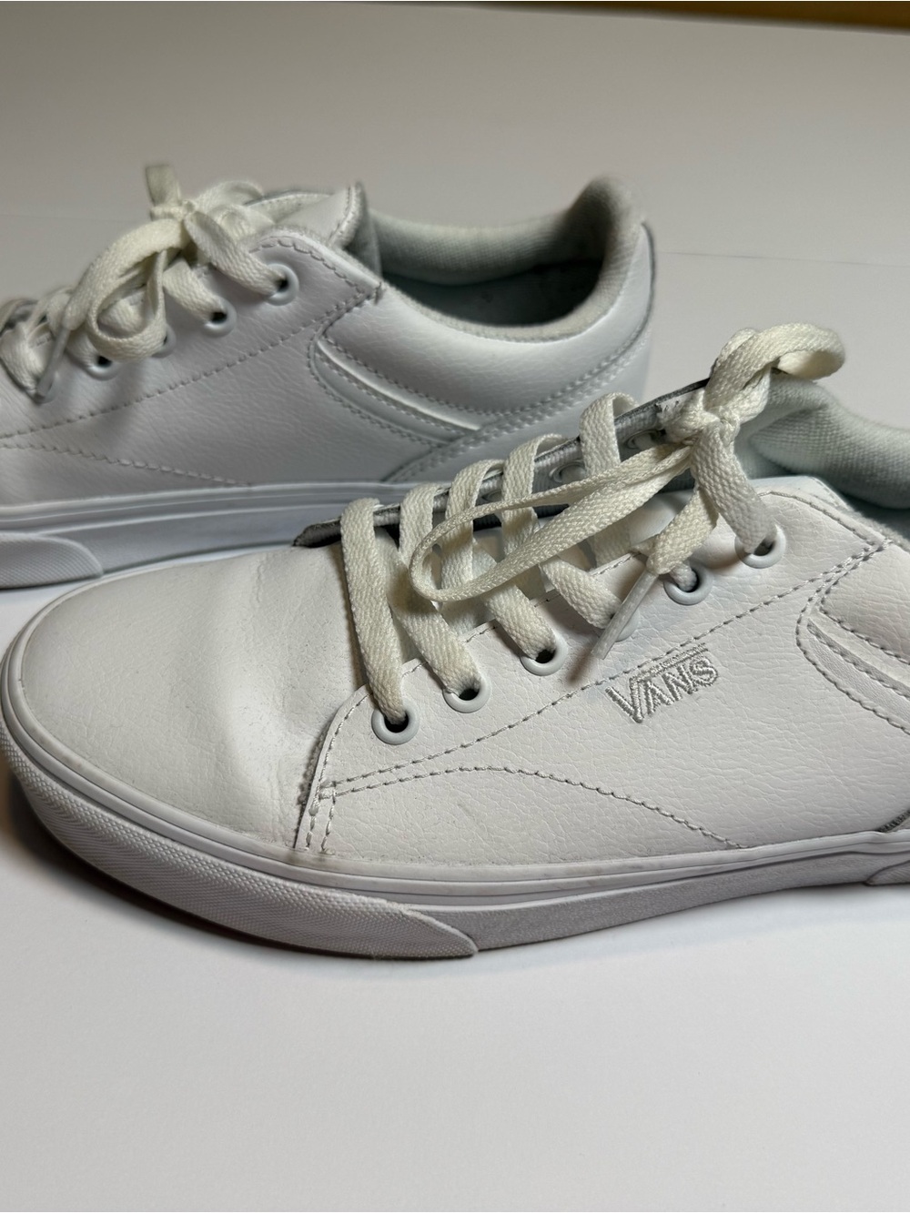 VANS Seldan Women’s White Leather Low Top Lace-Up Sneakers, Rubber Sole size 9